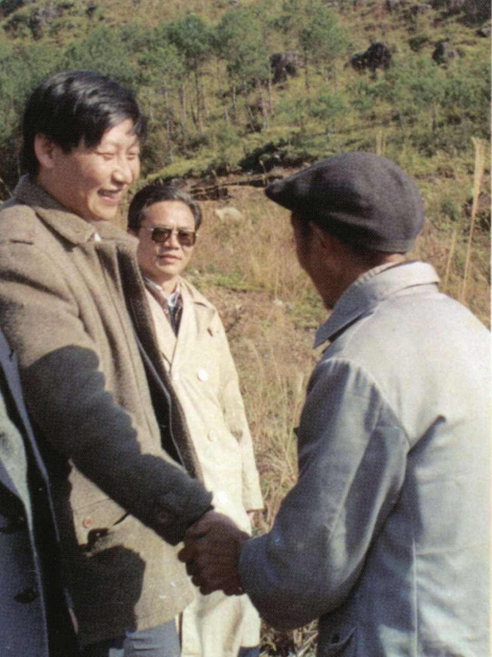 1989年1月，習(xí)近平到周寧縣走訪種林專業(yè)戶。（圖源：《習(xí)近平在寧德》）