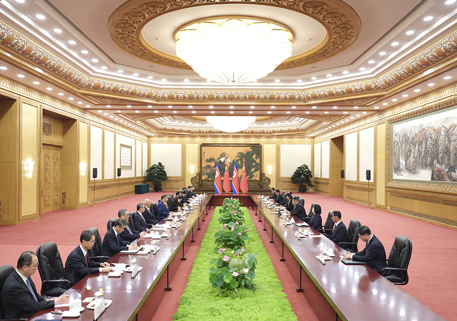 9月4日晚，中共中央總書(shū)記、國(guó)家主席習(xí)近平在北京人民大會(huì)堂同來(lái)華出席紀(jì)念中國(guó)人民抗日戰(zhàn)爭(zhēng)暨世界反法西斯戰(zhàn)爭(zhēng)勝利80周年活動(dòng)的朝鮮勞動(dòng)黨總書(shū)記、國(guó)務(wù)委員長(zhǎng)金正恩舉行會(huì)談。