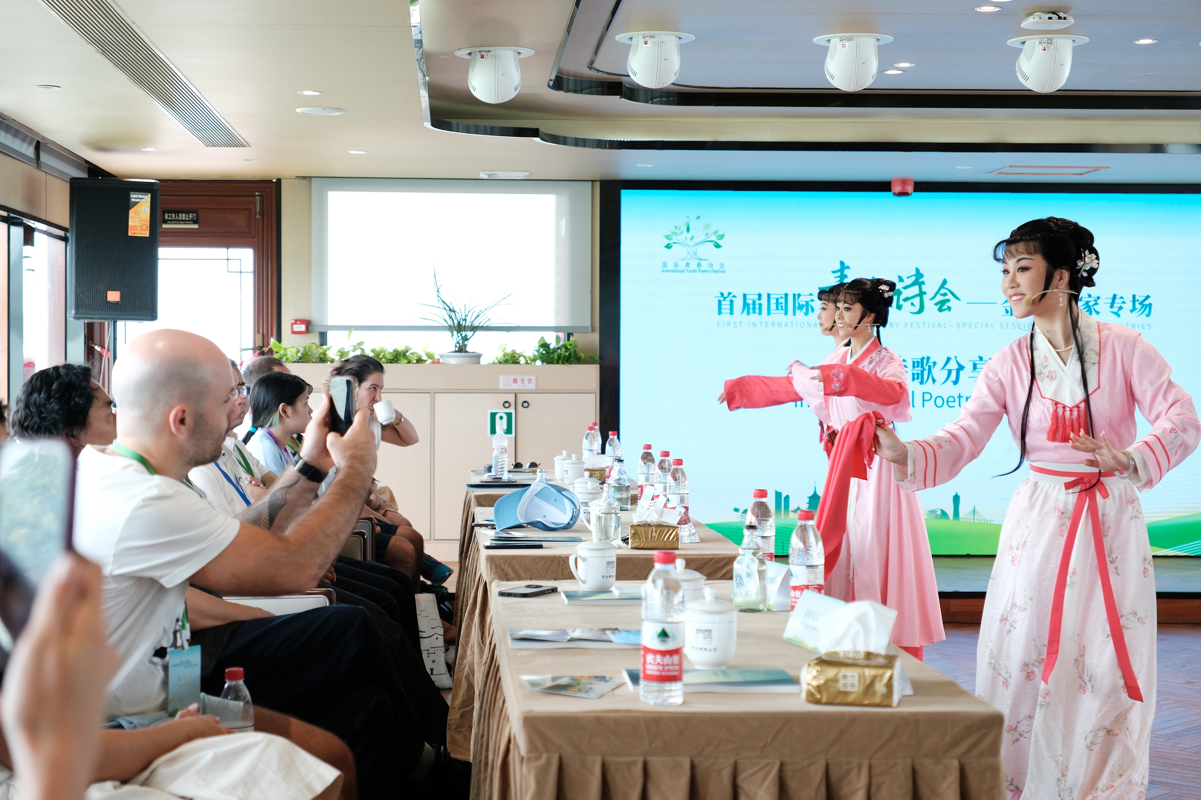 2024年7月21日，浙江杭州，金磚國家外國友人欣賞越劇《富陽新曲》。