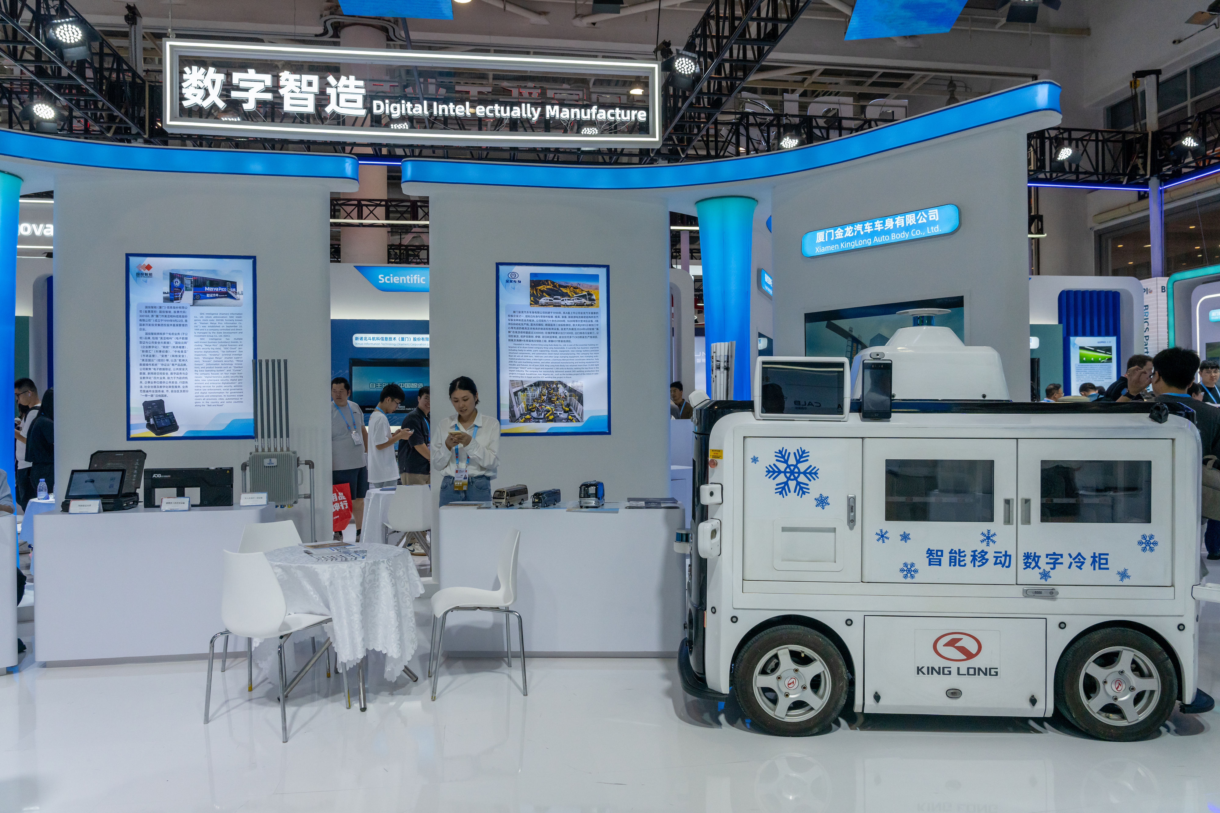 2024年9月9日，福建廈門，觀眾在金磚國家新工業(yè)革命伙伴關(guān)系創(chuàng)新基地展位參觀、洽談。