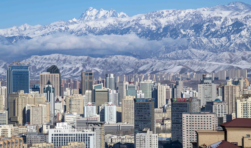 天山腳下的烏魯木齊市城區(qū)一角。