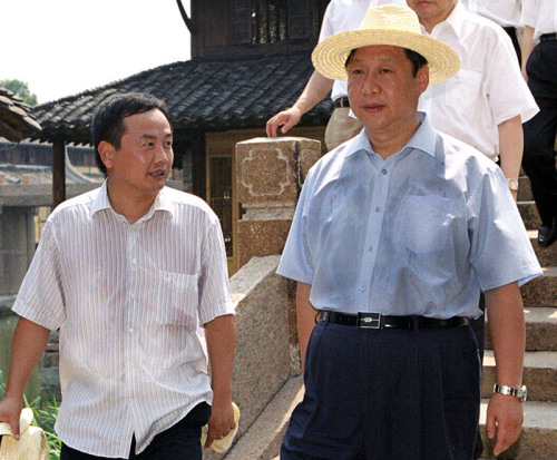 2005年8月3日，習(xí)近平在浙江嘉興桐鄉(xiāng)市烏鎮(zhèn)調(diào)研古鎮(zhèn)保護(hù)工作。資料圖片