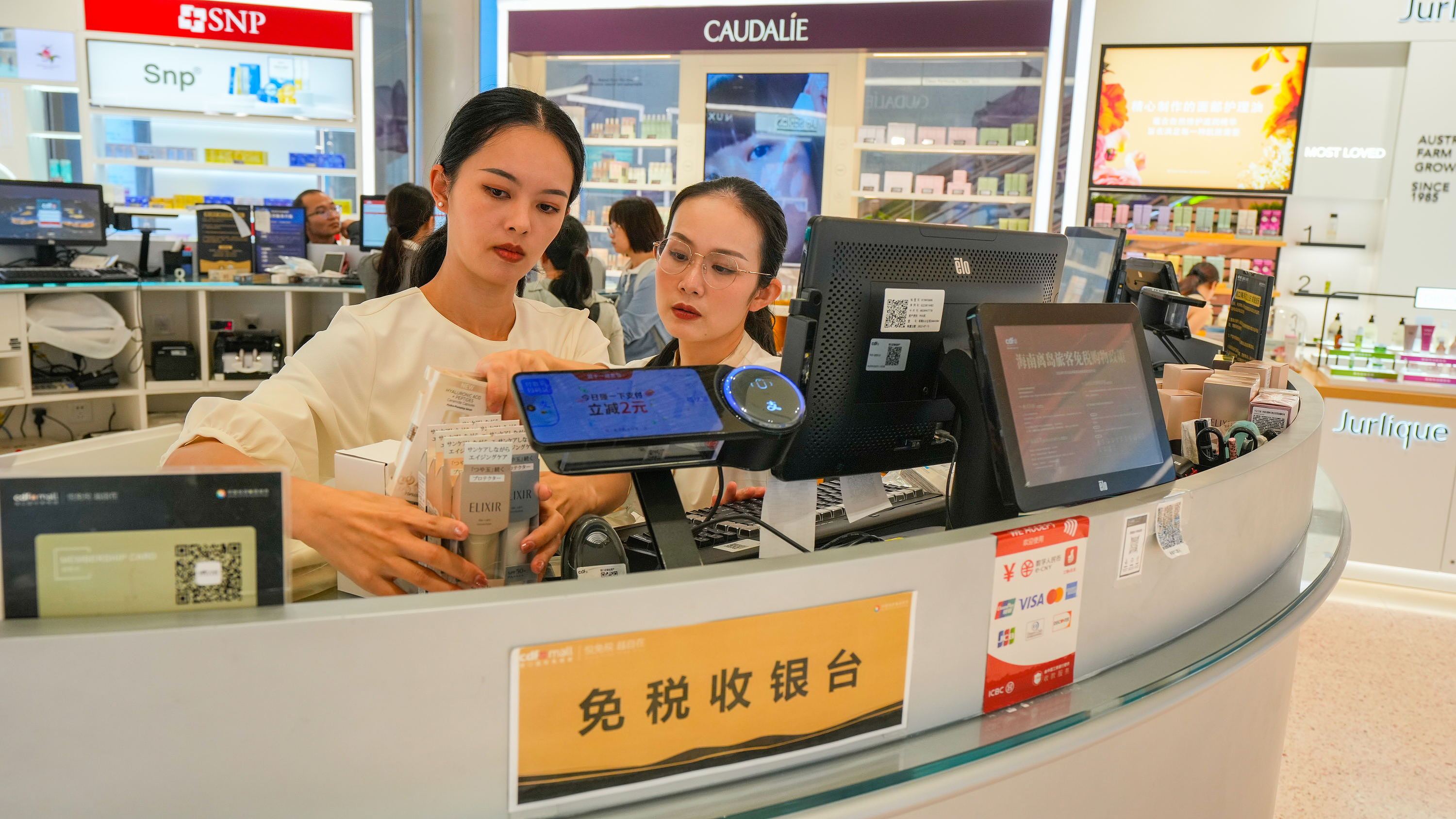 2025年11月1日，?？冢琧df?？趪H免稅城內(nèi)人頭攢動(dòng)，眾多旅客在選購免稅商品。