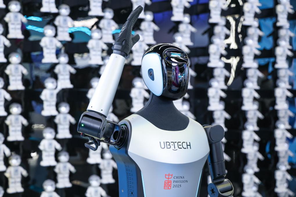 △ 2025年4月23日，在深圳優(yōu)必選科技展廳內(nèi)，商用版人形機器人Walker C向觀眾揮手致意。