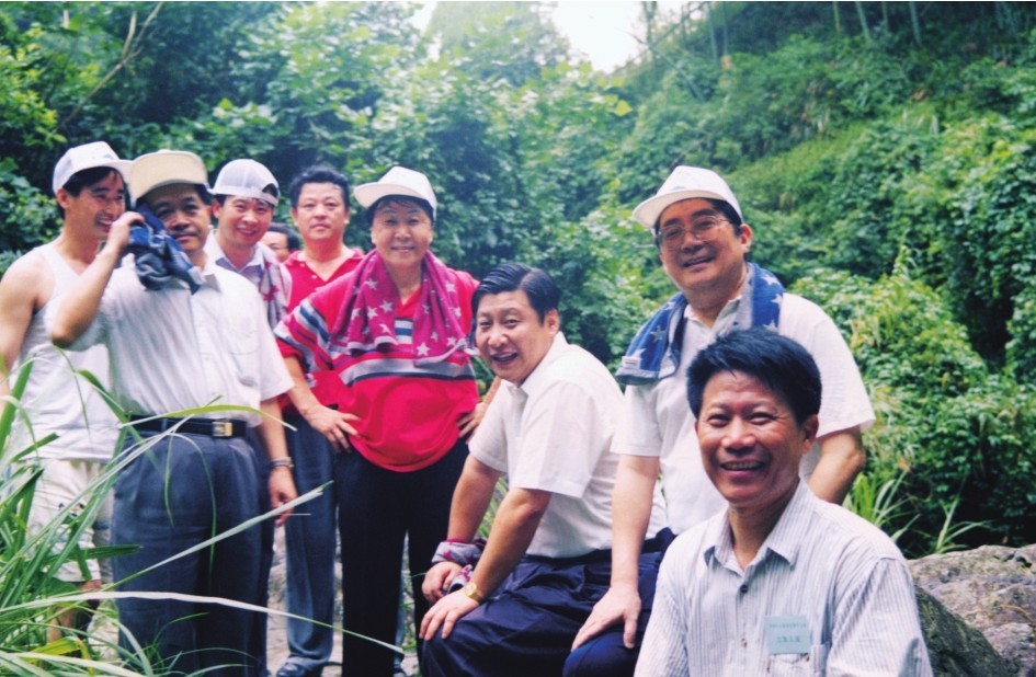 1999年6月，習(xí)近平在福州森林公園參加紀(jì)念毛主席“發(fā)展體育運(yùn)動，增強(qiáng)人民體質(zhì)”題詞47周年登山健身活動。（圖片來源：《習(xí)近平在福建（下冊）》