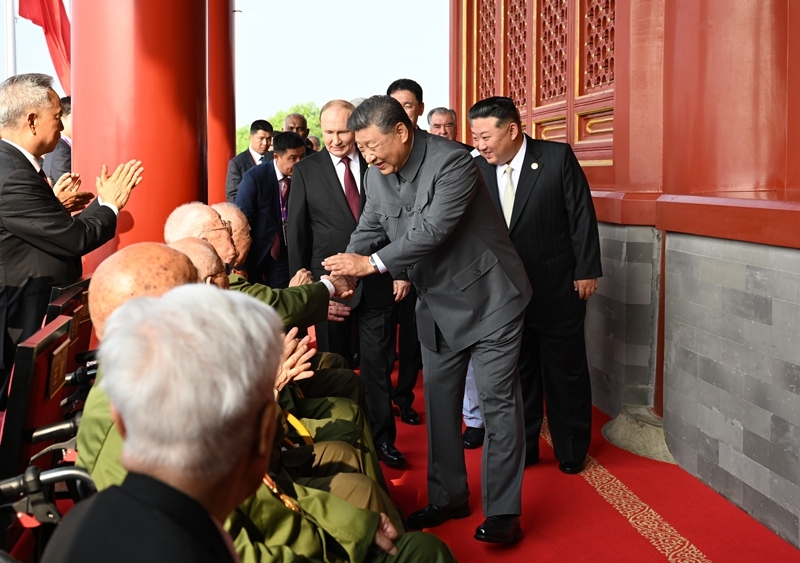 2025年9月3日，習近平總書記同抗戰(zhàn)老戰(zhàn)士老同志代表親切握手，向他們表示崇高敬意。