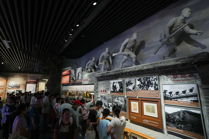 2025年7月8日，參觀者在中國人民抗日戰(zhàn)爭紀念館參觀《為了民族解放與世界和平》主題展覽。