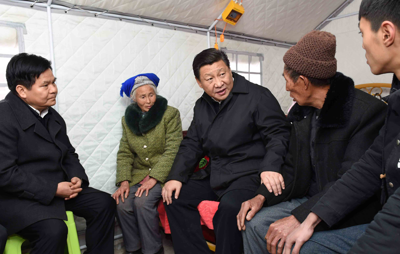 2015年1月19日，習(xí)近平總書記來到云南魯?shù)榭h小寨鎮(zhèn)甘家寨紅旗社區(qū)過渡安置點(diǎn)，看望受災(zāi)群眾甘正芬和她的老伴兒鄒體富。