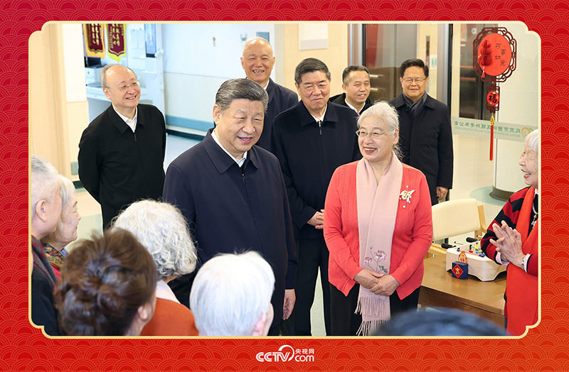 2026年2月10日，習近平總書記在北京西城區(qū)“吾老·新街”養(yǎng)老服務(wù)街區(qū)銀齡老年公寓考察時，同老人們親切交流。