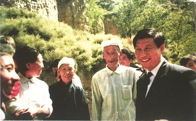 1993年9月27日，習(xí)近平回到梁家河看望鄉(xiāng)親們。