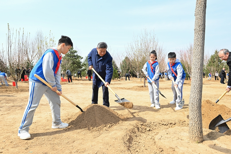 2025年4月3日，習(xí)近平總書記來到北京市豐臺區(qū)永定河畔參加首都義務(wù)植樹活動。