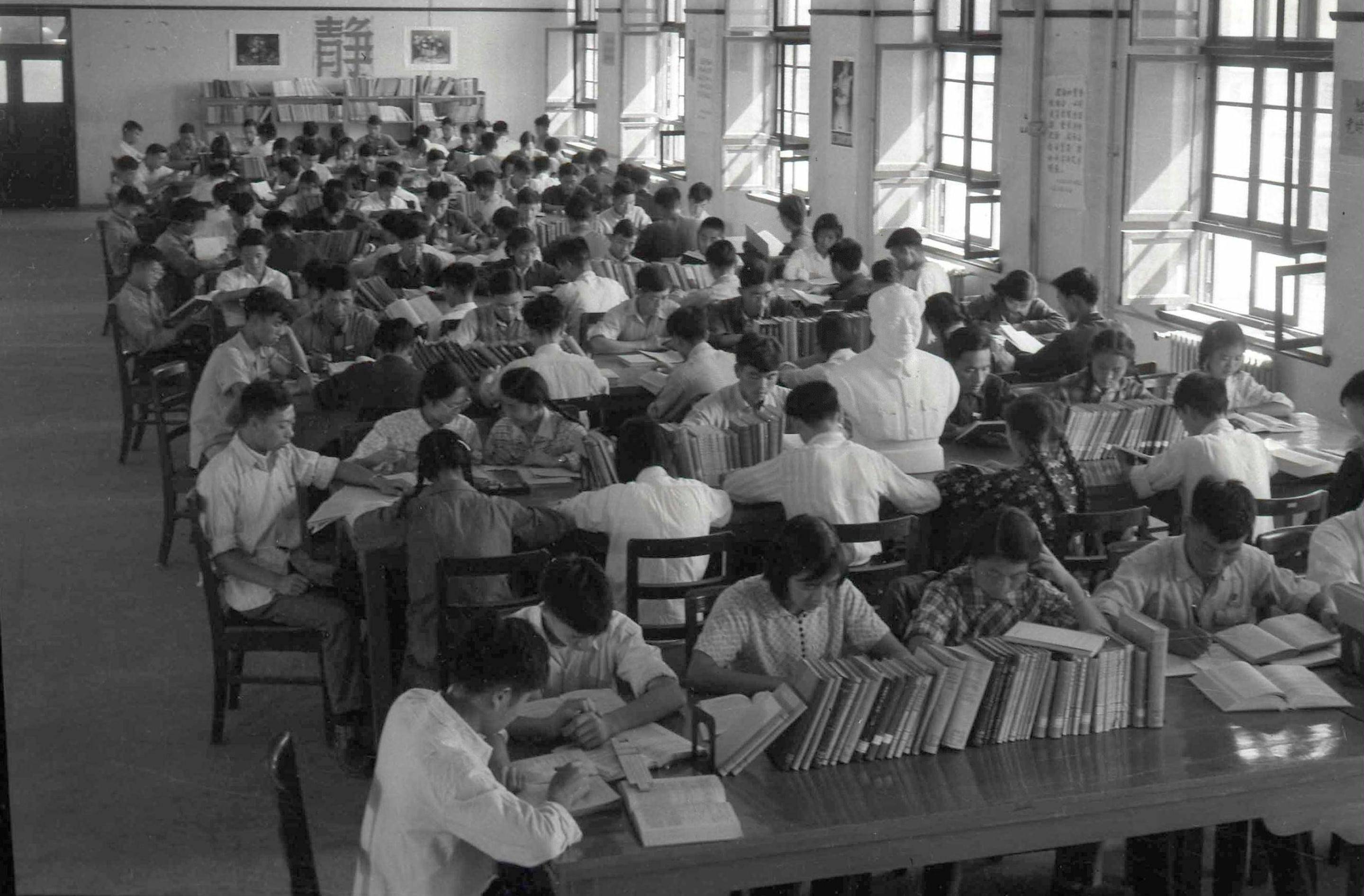 1959年，學生們在西遷后的交大校園圖書館閱覽室內(nèi)學習（資料照片）。