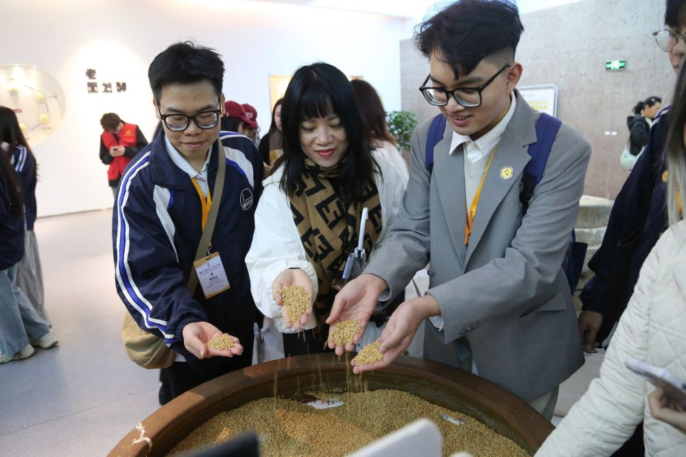 2026年3月30日，參加“紅色研學(xué)之旅”的越南青年在河北參觀新農(nóng)村建設(shè)。