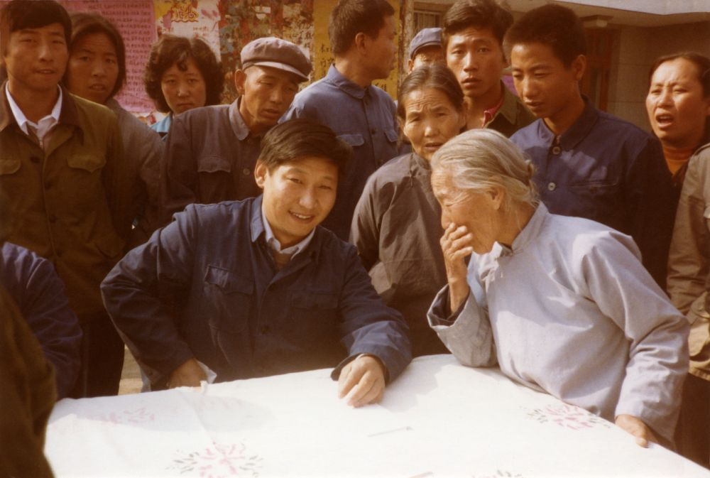 這是1983年，時任河北正定縣委書記的習(xí)近平，臨時在大街上擺桌子聽取老百姓意見。