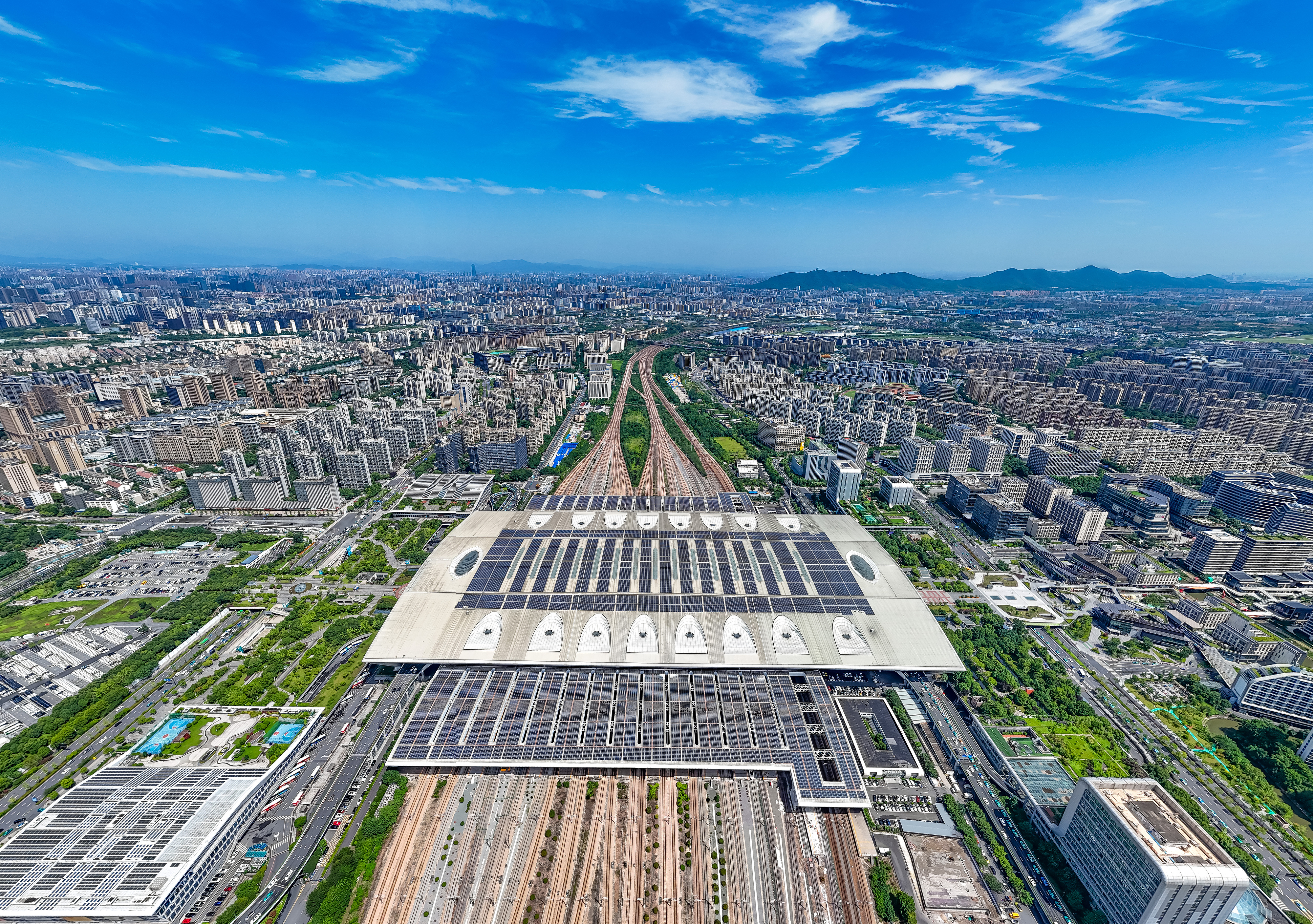 2025年10月29日，浙江杭州，航拍杭州東站站房屋頂及南北雨棚光伏發(fā)電方陣。