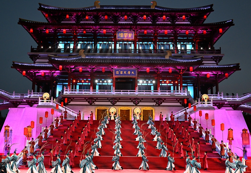 這是2023年5月18日在陜西省西安市大唐芙蓉園拍攝的中國(guó)—中亞峰會(huì)歡迎儀式。