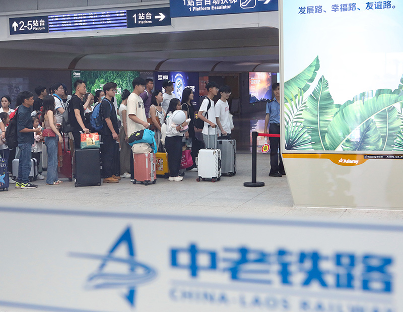 在云南景洪市的中老鐵路西雙版納站，旅客有序進(jìn)入站臺(tái)乘車（2023年10月5日攝）。