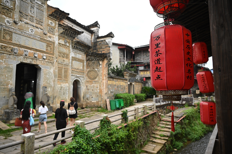 2023年9月5日，游客在福建武夷山下梅村參觀。