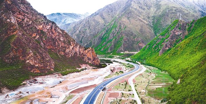 G4218林芝至拉薩高等級公路加色段在大山深處延伸。_jpg.jpg