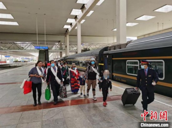 圖為拉薩車站工作人員為西藏先心病患兒和陪同人員提供“綠色”接力幫扶，并開通了專門通道，讓他們快速進(jìn)站上車。拉薩車站 供圖