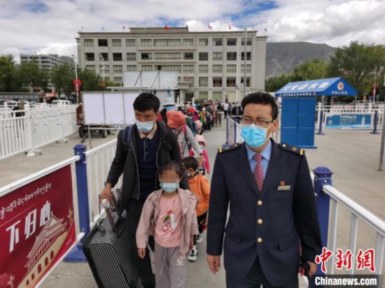 圖為拉薩車站工作人員為西藏先心病患兒和陪同人員提供“綠色”接力幫扶，并開通了專門通道，讓他們快速進(jìn)站上車。拉薩車站 供圖