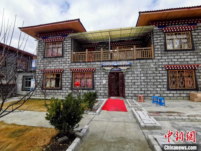 圖為林芝米林縣羌納鄉(xiāng)西嘎村村民家家戶戶發(fā)展庭院經(jīng)濟(jì)，院內(nèi)種滿了各種果樹。　趙延 攝