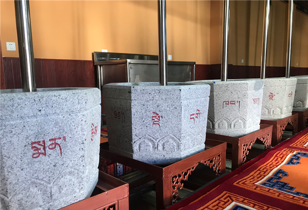 圖為藏醫(yī)院的藏藥加工地。.png