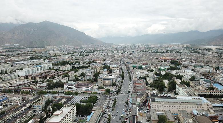 8月10日無人機(jī)拍攝的拉薩城市一景。新華社記者 王益亮 攝.jpg