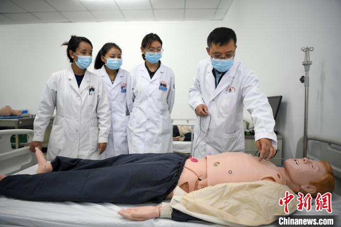 湖南中醫(yī)藥大學(xué)第一附屬醫(yī)院腦病科援藏醫(yī)生高曉峰(右一)為學(xué)生們進(jìn)行體格檢查教學(xué)?！钊A峰 攝