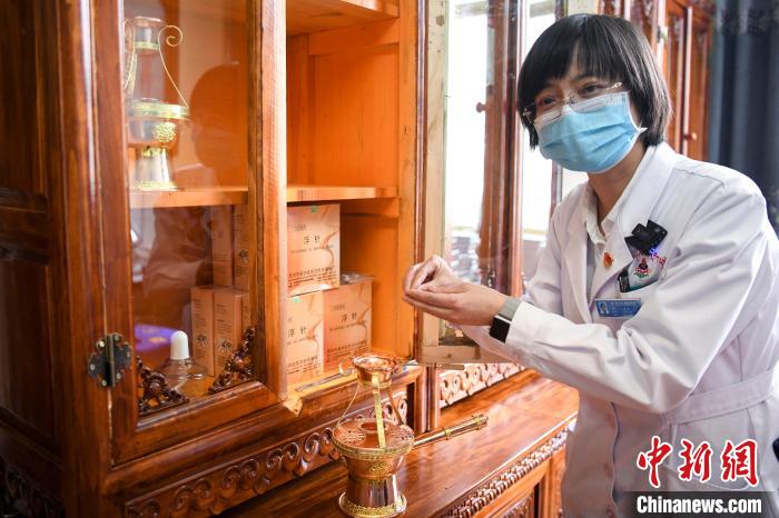 湖南中醫(yī)藥大學(xué)第一附屬醫(yī)院外治科援藏醫(yī)生譚濤介紹中醫(yī)和藏醫(yī)向結(jié)合的霍爾麥療法?！钊A峰 攝