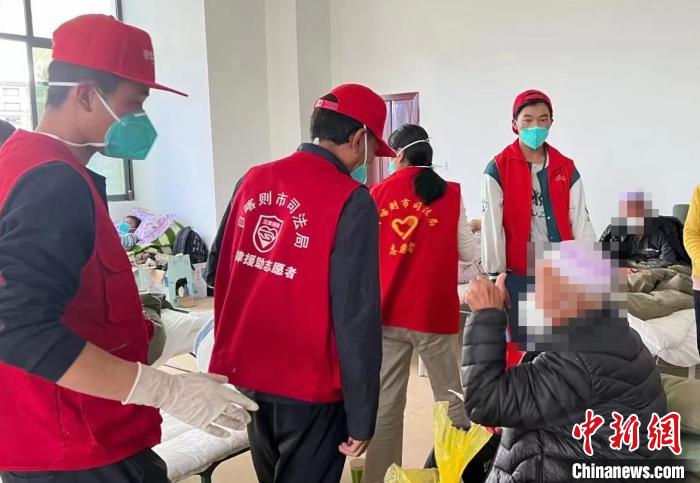 圖為得到妥善安置周到的服務(wù)，患者向志愿者豎起大拇指?！∪湛t市委宣傳部供圖