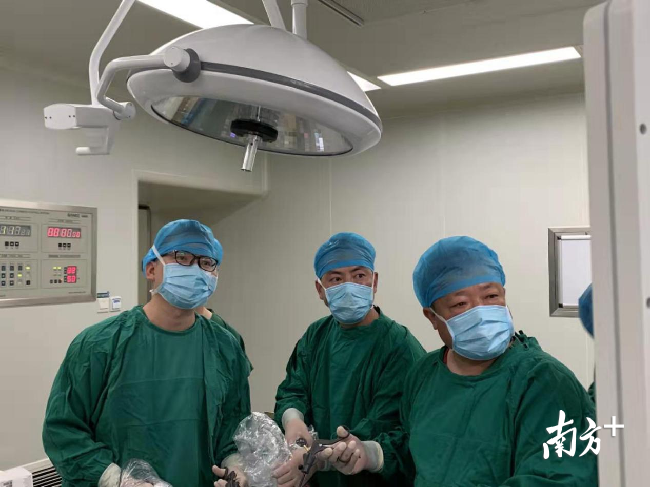 李英儒（左一）開展林芝地區(qū)首例腹腔鏡右半結(jié)腸癌根治術(shù)。