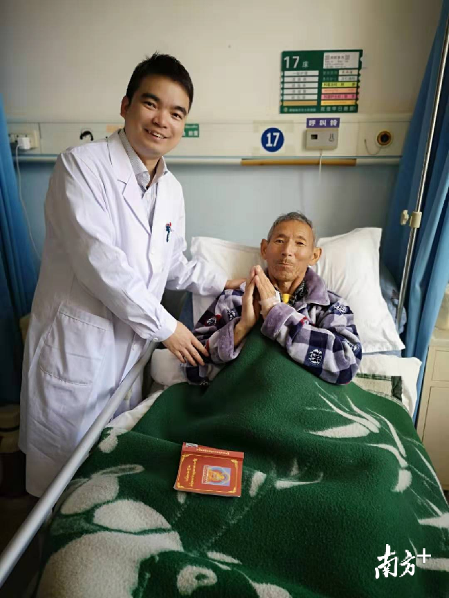 李英儒給阿伯實(shí)施了林芝地區(qū)首例腹腔鏡胃癌根治術(shù)，術(shù)后阿伯恢復(fù)良好。