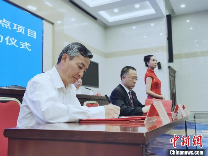 圖為青海省副省長匡湧(左)簽訂合作共建區(qū)域醫(yī)療中心框架協(xié)議?！?zhí)砀?攝