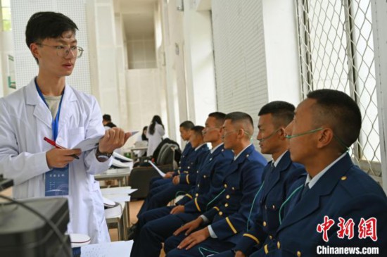 圖為研究團(tuán)隊成員登記消防員信息?！≮w朗 攝