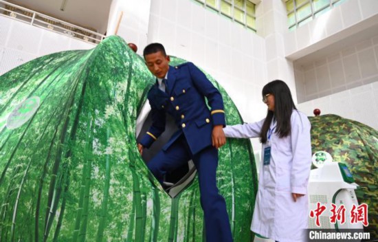 圖為參與完測試，消防員走出高壓氧倉?！≮w朗 攝