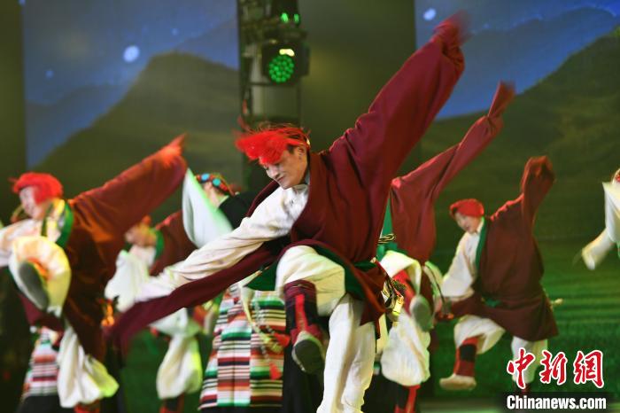 圖為演員在聯(lián)歡晚會(huì)上表演?！∝暩聛硭?攝