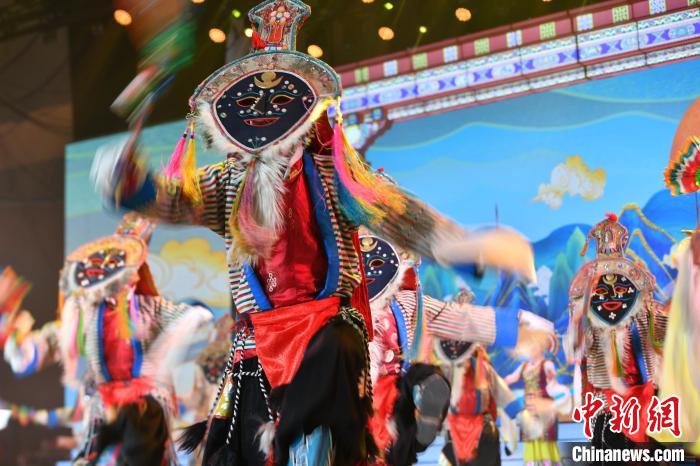 圖為演員在聯(lián)歡晚會(huì)上表演?！∝暩聛硭?攝