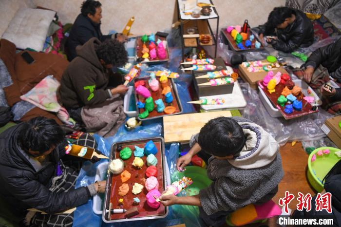 圖為拉薩手藝人制作年貨酥油花。　貢嘎來松 攝