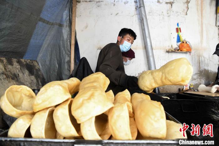 圖為拉薩手藝人制作藏歷新年供品“德卡”?！∝暩聛硭?攝