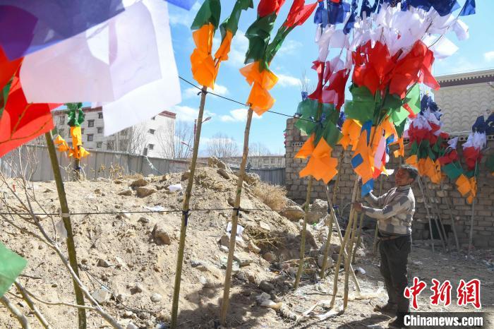 圖為拉薩街頭出售的五彩經幡?！∝暩聛硭?攝