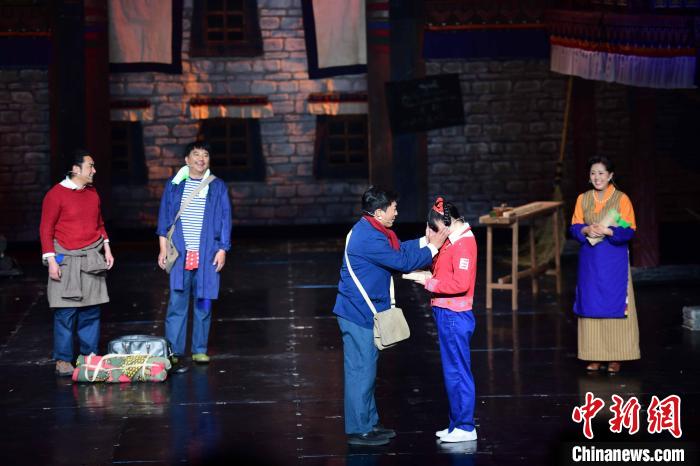 圖為西藏本土話劇《八廓街北院》演出現(xiàn)場。　貢嘎來松 攝
