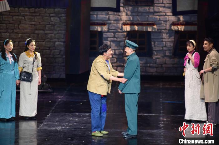 圖為西藏本土話劇《八廓街北院》演出現(xiàn)場。　劉瑤 攝