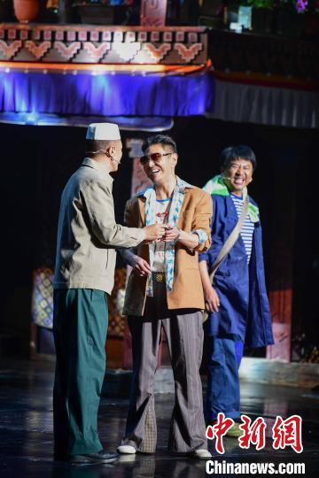 圖為西藏本土話劇《八廓街北院》演出現(xiàn)場。　貢嘎來松 攝