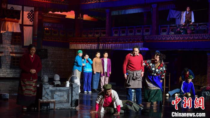 圖為西藏本土話劇《八廓街北院》演出現(xiàn)場?！∝暩聛硭?攝