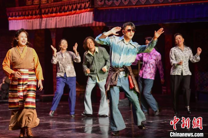 圖為西藏本土話劇《八廓街北院》演出現(xiàn)場。　劉瑤 攝