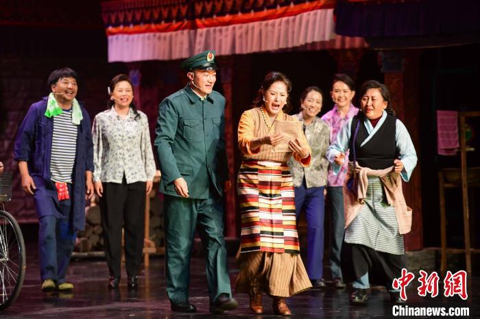 圖為西藏本土話劇《八廓街北院》演出現(xiàn)場?！∝暩聛硭?攝