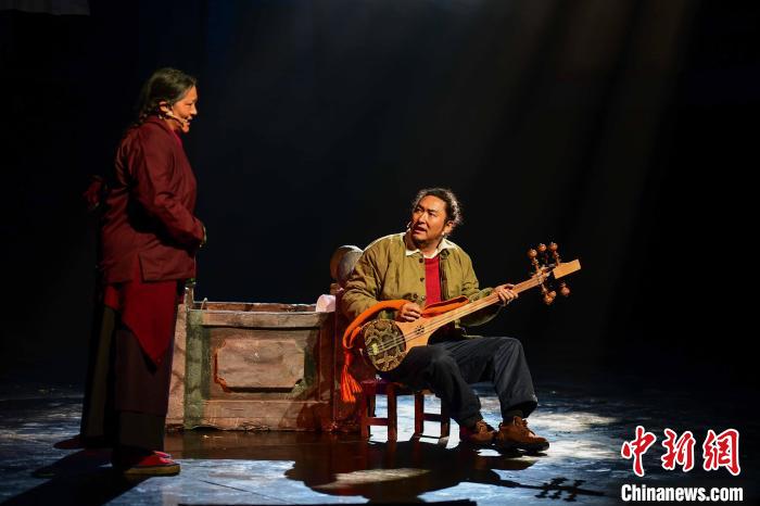 圖為西藏本土話劇《八廓街北院》演出現(xiàn)場。　貢嘎來松 攝