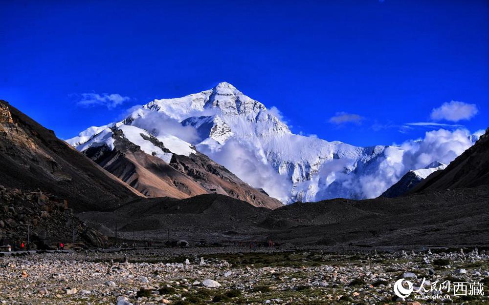 遠(yuǎn)眺珠穆朗瑪峰。