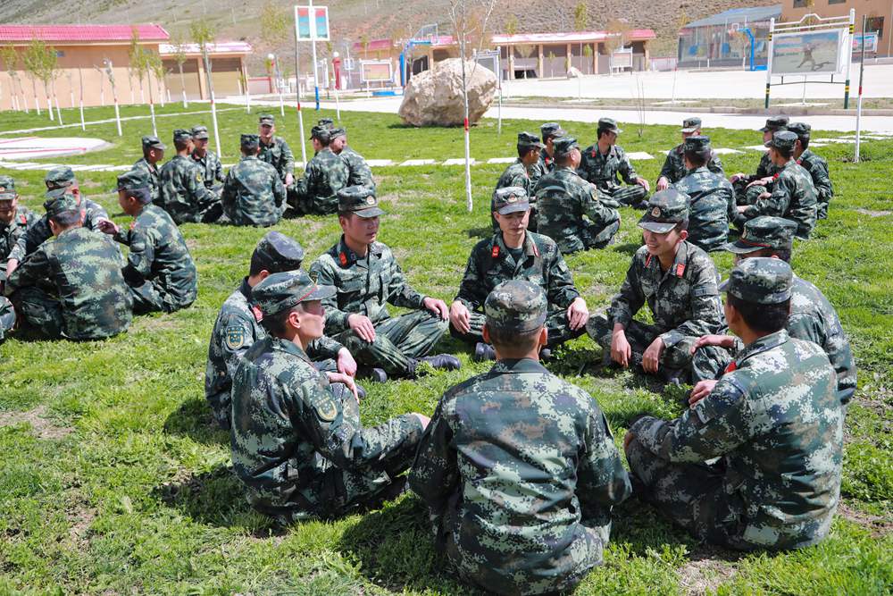 官兵正在開(kāi)展“讀書(shū)分享”交流活動(dòng)。